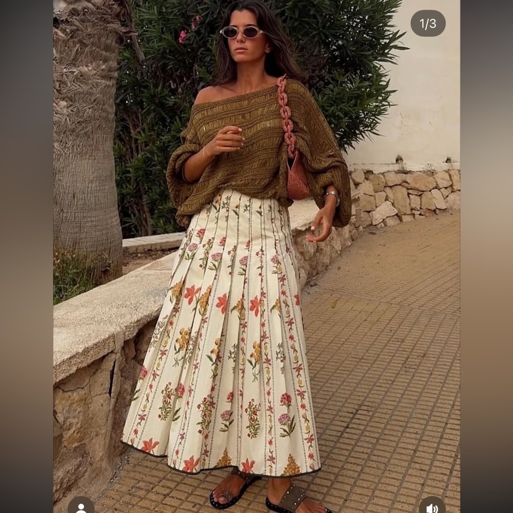 🆕(NWT) ZARA **VIRAL** ZW COLLECTION FLORAL PLEATED SKIRT. Size MEDIUM